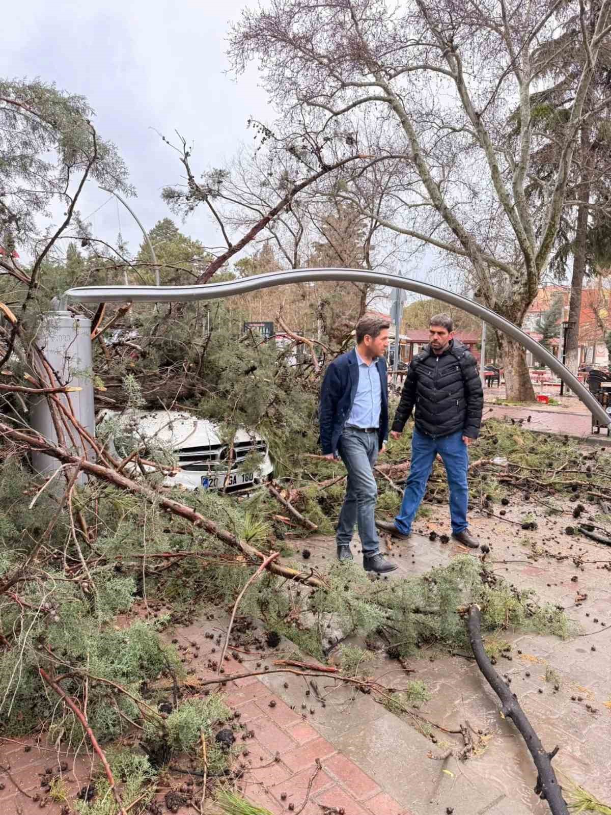 Fırtına Tavas’ta hayatı felç etti
