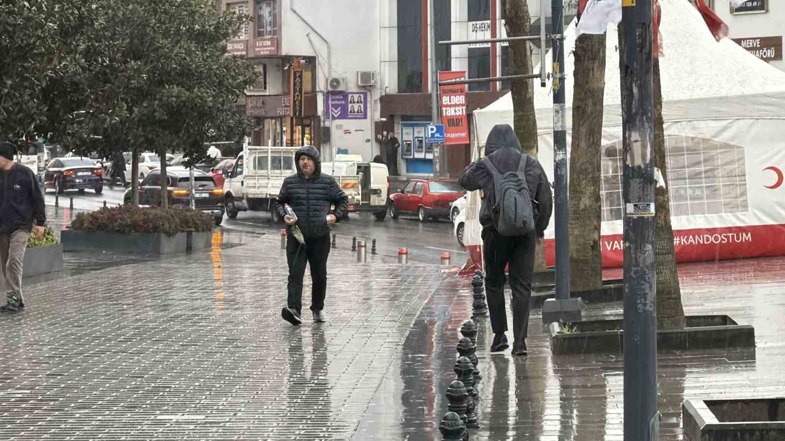 Fırtına ve kar uyarılarının ardından Arnavutköy’de yağış başladı
