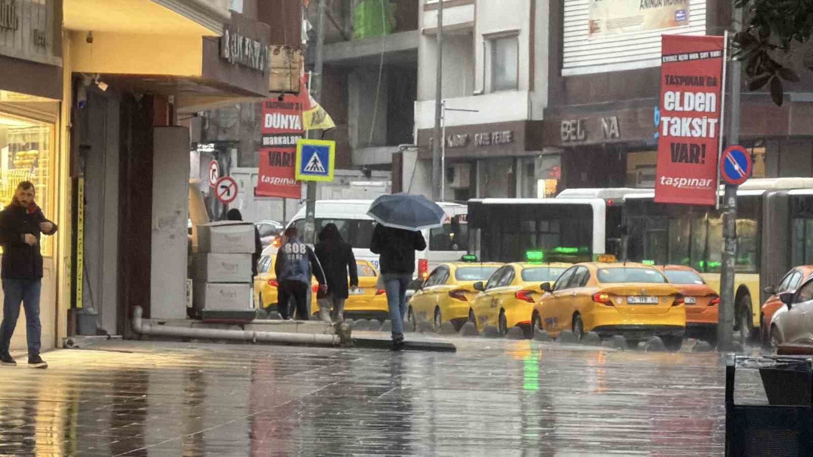 Fırtına ve kar uyarılarının ardından Arnavutköy’de yağış başladı

