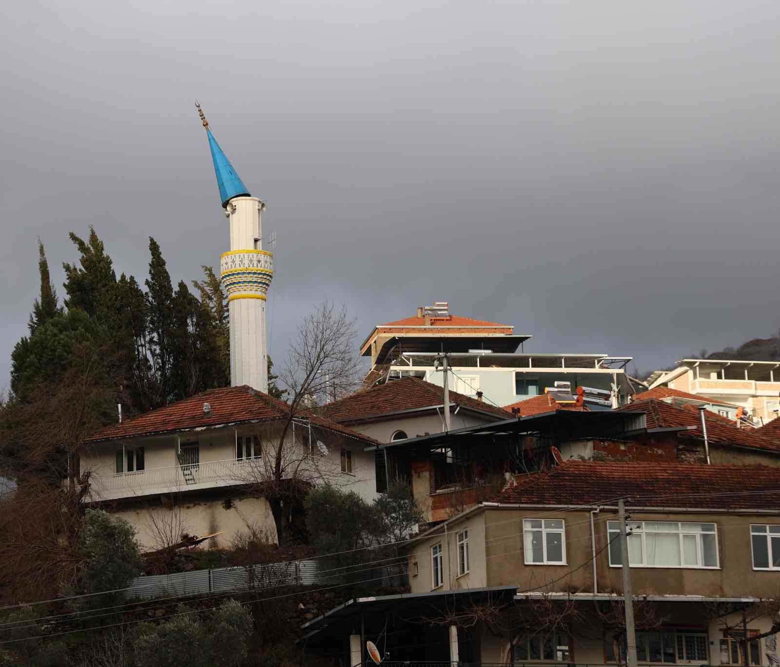 Fırtına yıktı geçti
