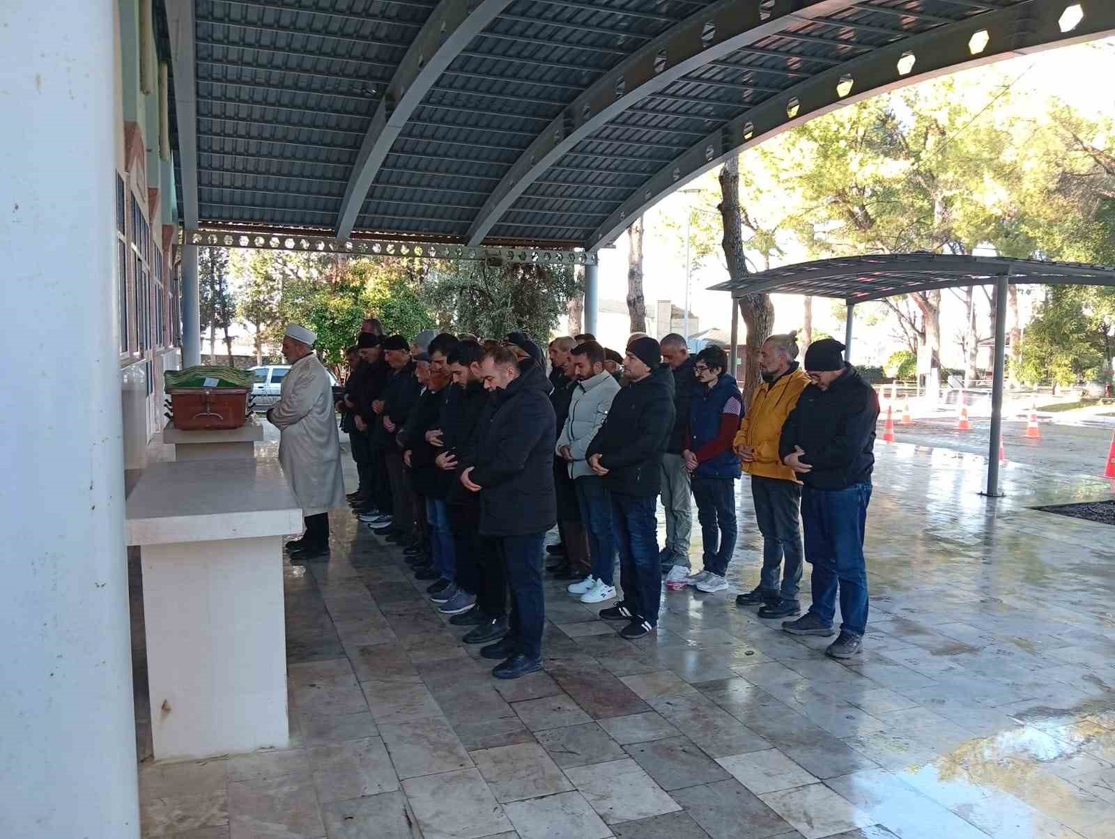 Fırtınada çatıdan düşen şehit kardeşi hayatını kaybetti
Fırtınada çatıdan düşen şehit kardeşi hayatını kaybetti