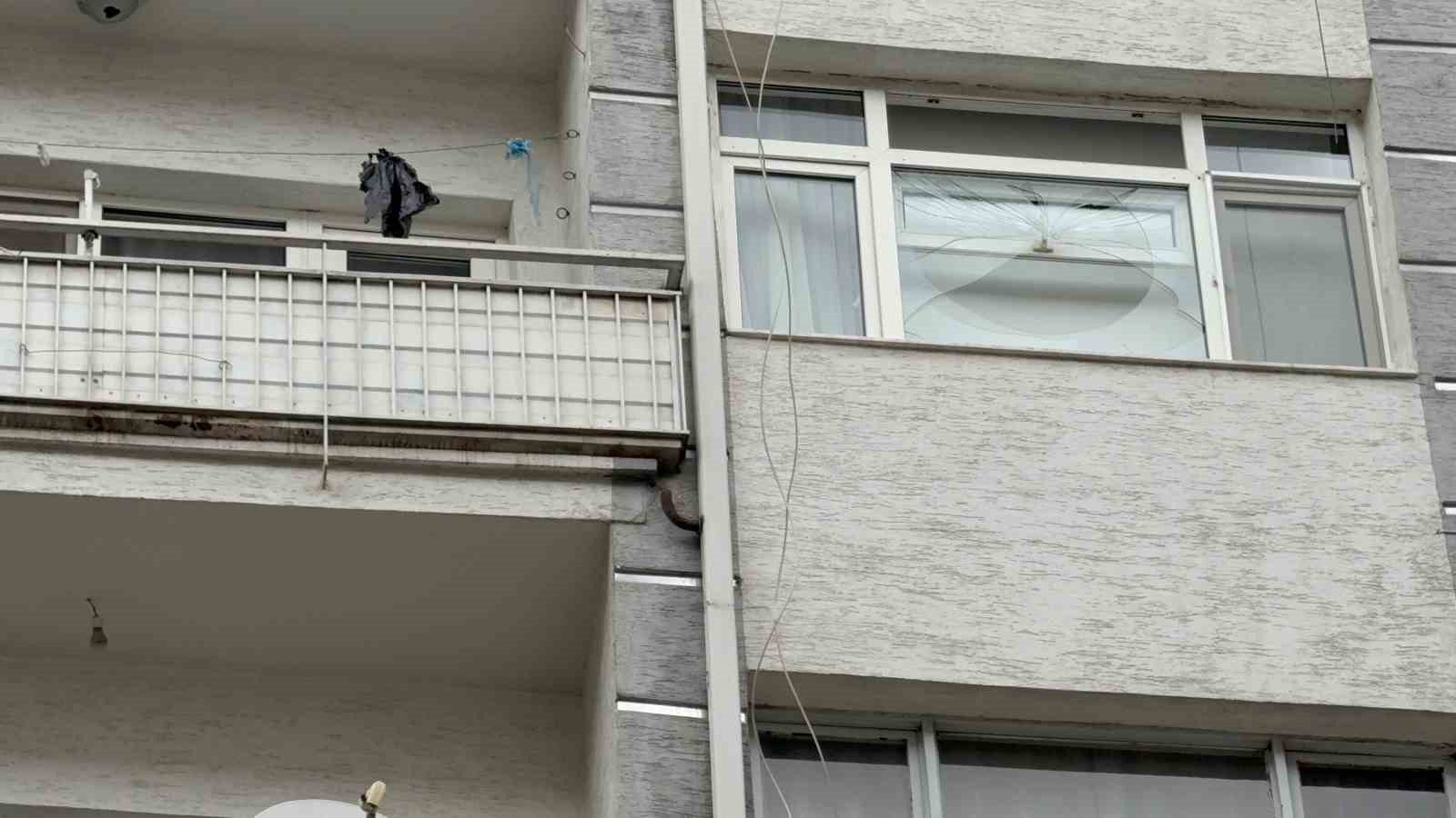 Fırtınada kırılan cam 6’ncı kattan vatandaşın üzerine düştü
