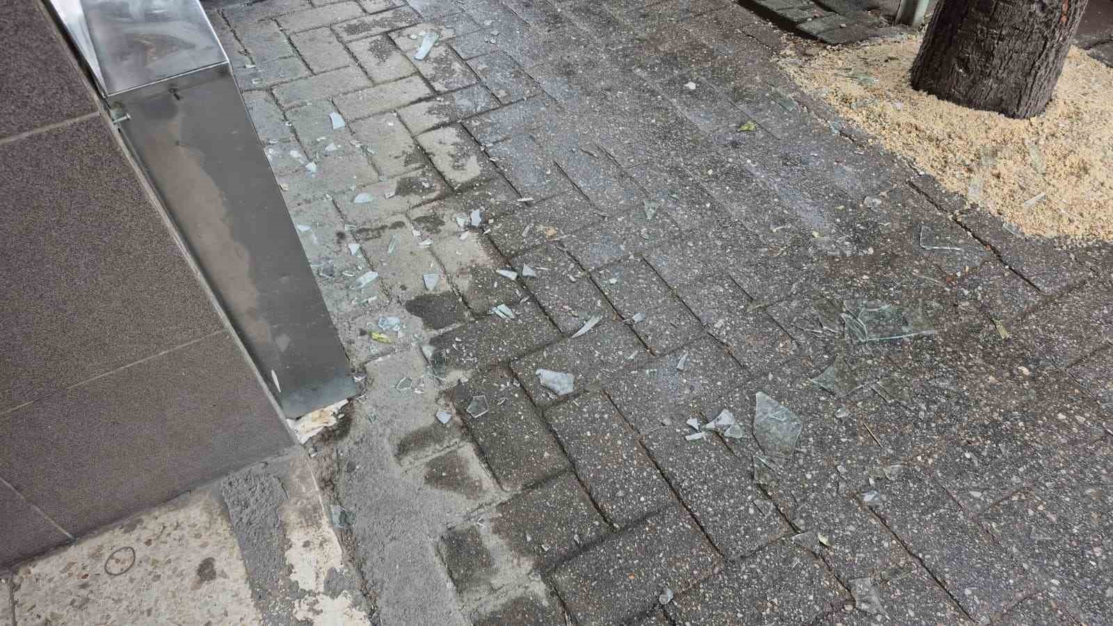 Fırtınada kırılan cam 6’ncı kattan vatandaşın üzerine düştü
