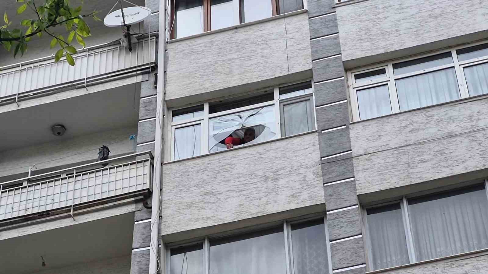 Fırtınada kırılan cam 6’ncı kattan vatandaşın üzerine düştü
