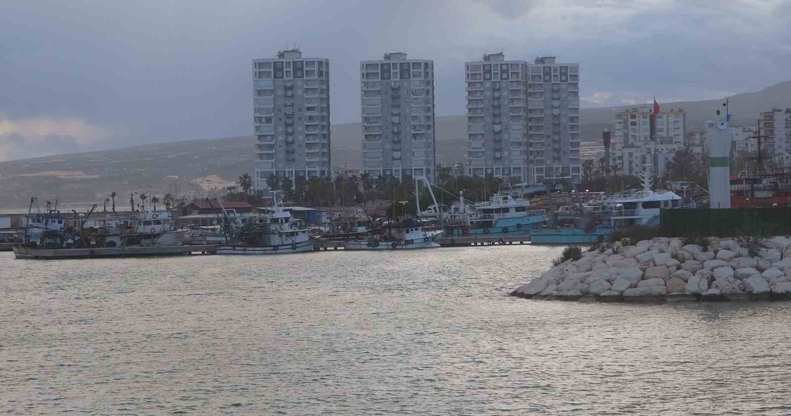 Fırtınalı Akdeniz, balıkçıları barınağa hapsetti
