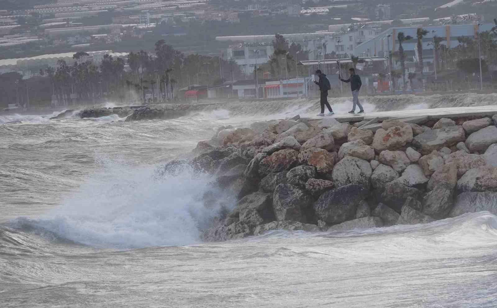 Fırtınalı Akdeniz, balıkçıları barınağa hapsetti
