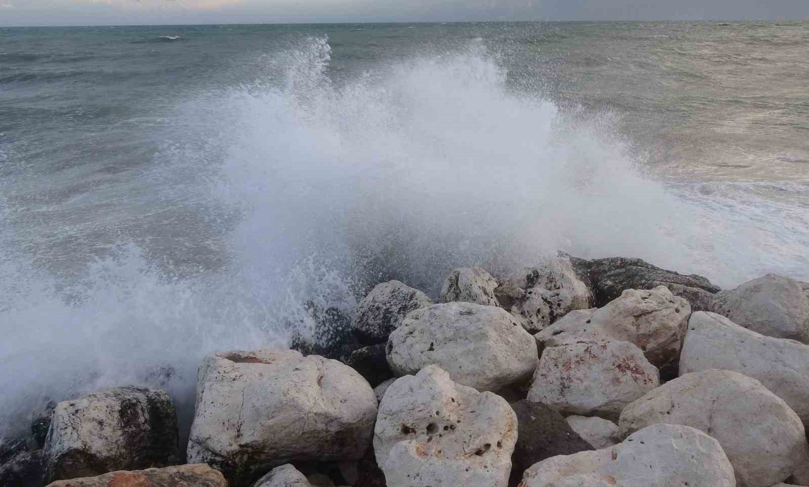 Fırtınalı Akdeniz, balıkçıları barınağa hapsetti
