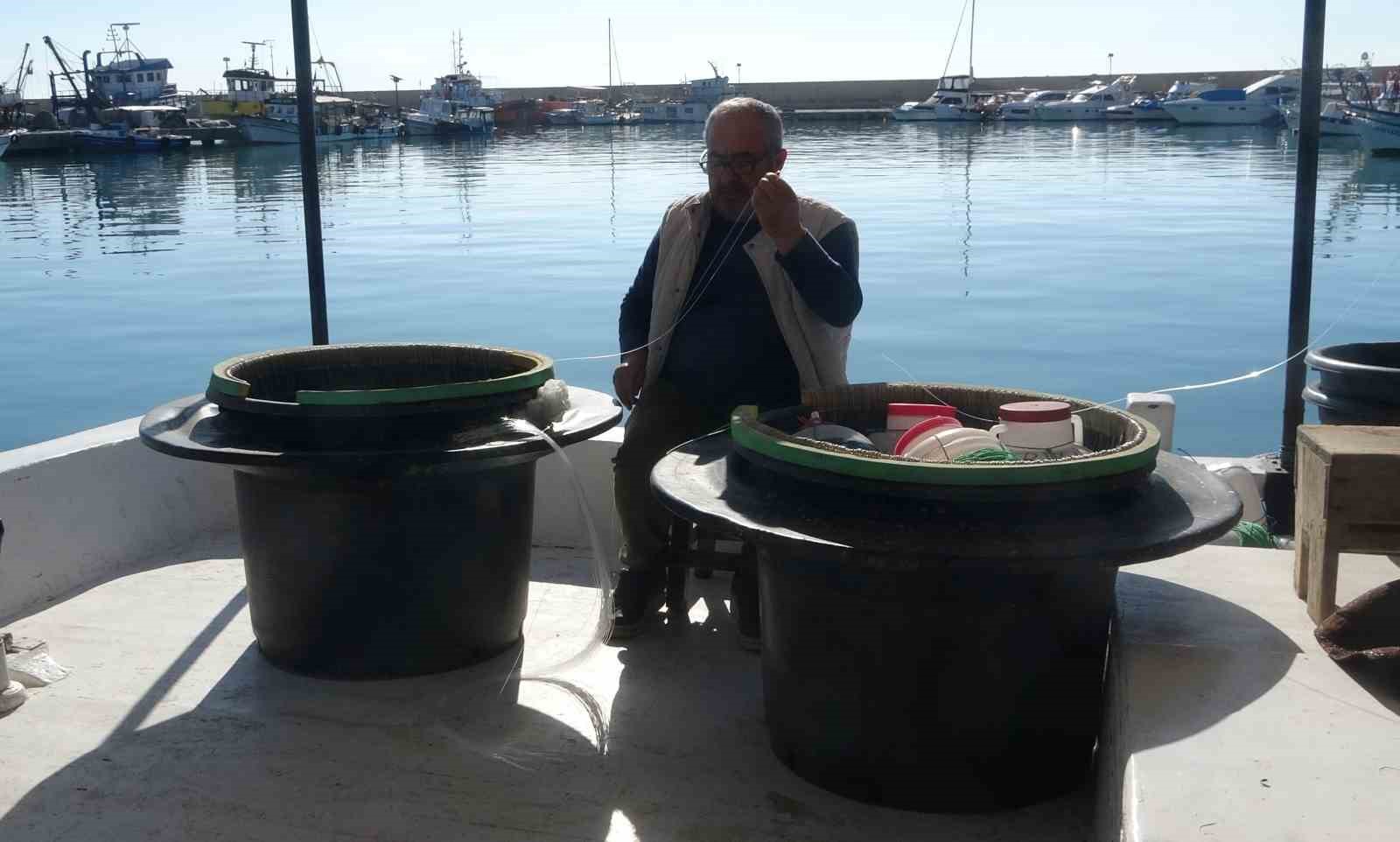 Fırtınalı Akdeniz, balıkçıları barınağa hapsetti
