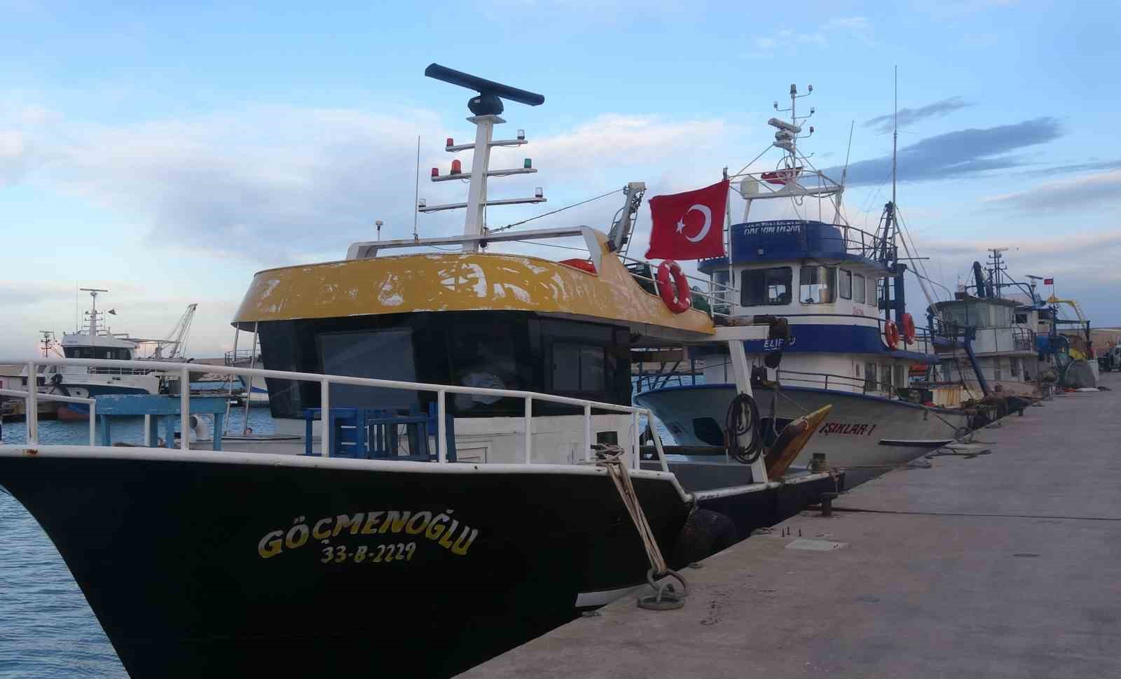 Fırtınalı Akdeniz, balıkçıları barınağa hapsetti
