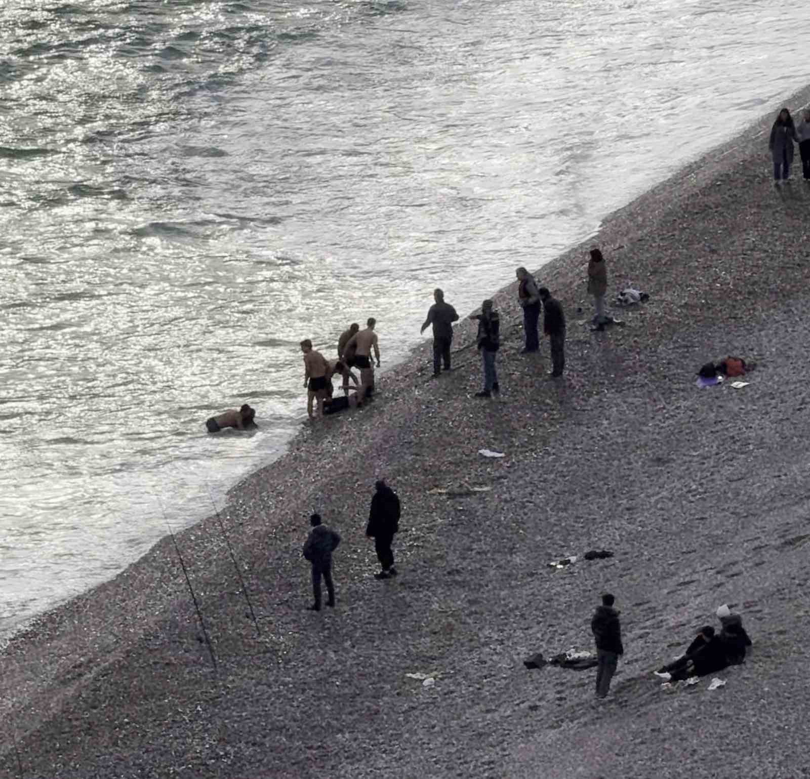 Fırtınalı havada denizde can pazarı
