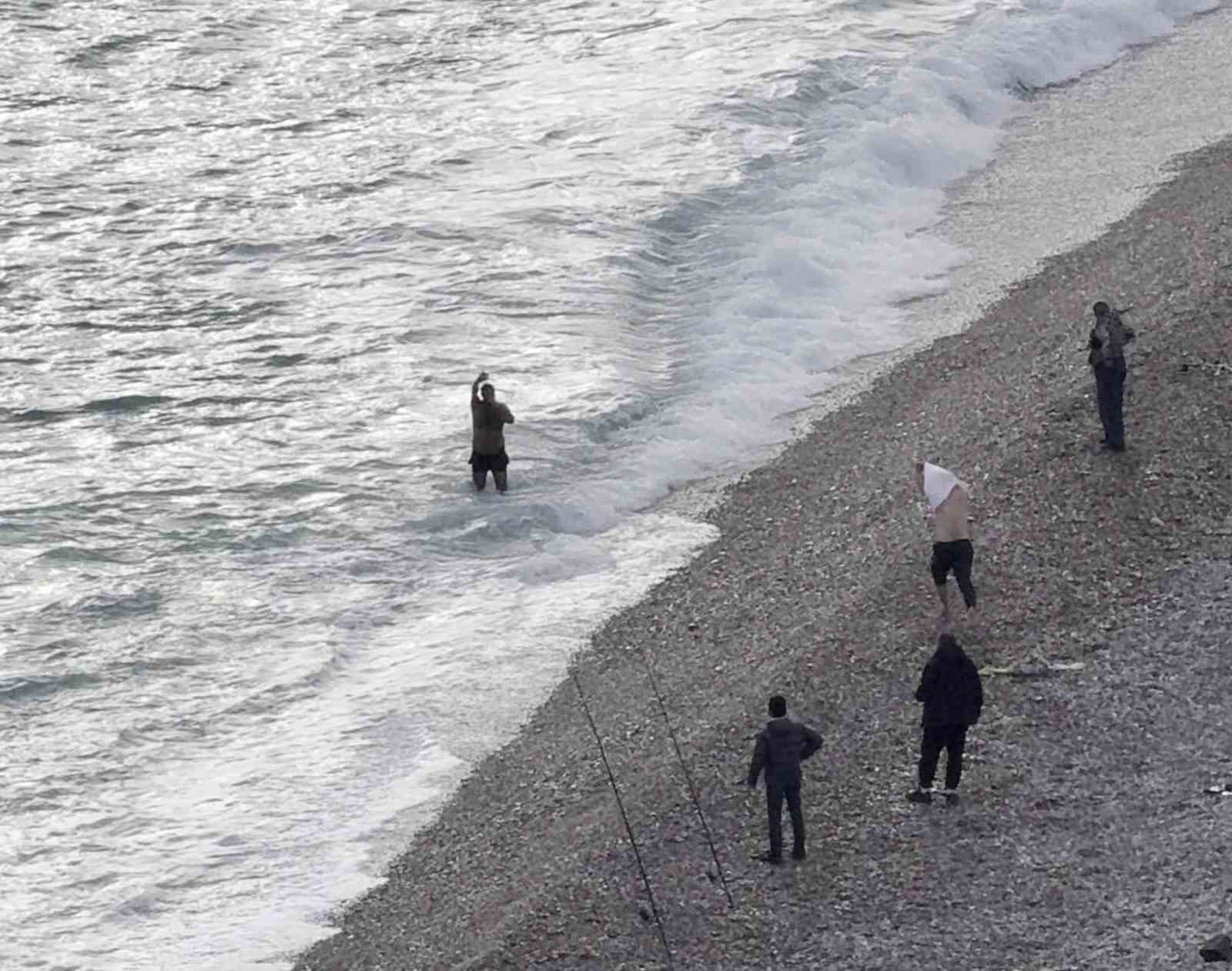 Fırtınalı havada denizde can pazarı
