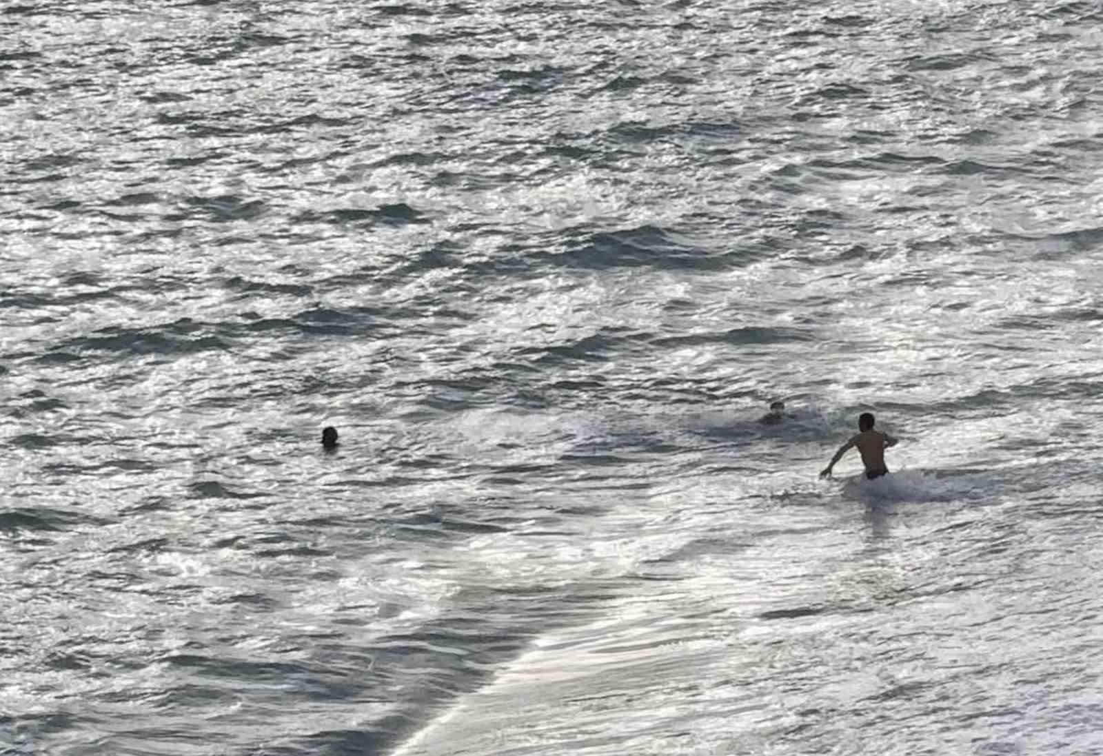 Fırtınalı havada denizde can pazarı
