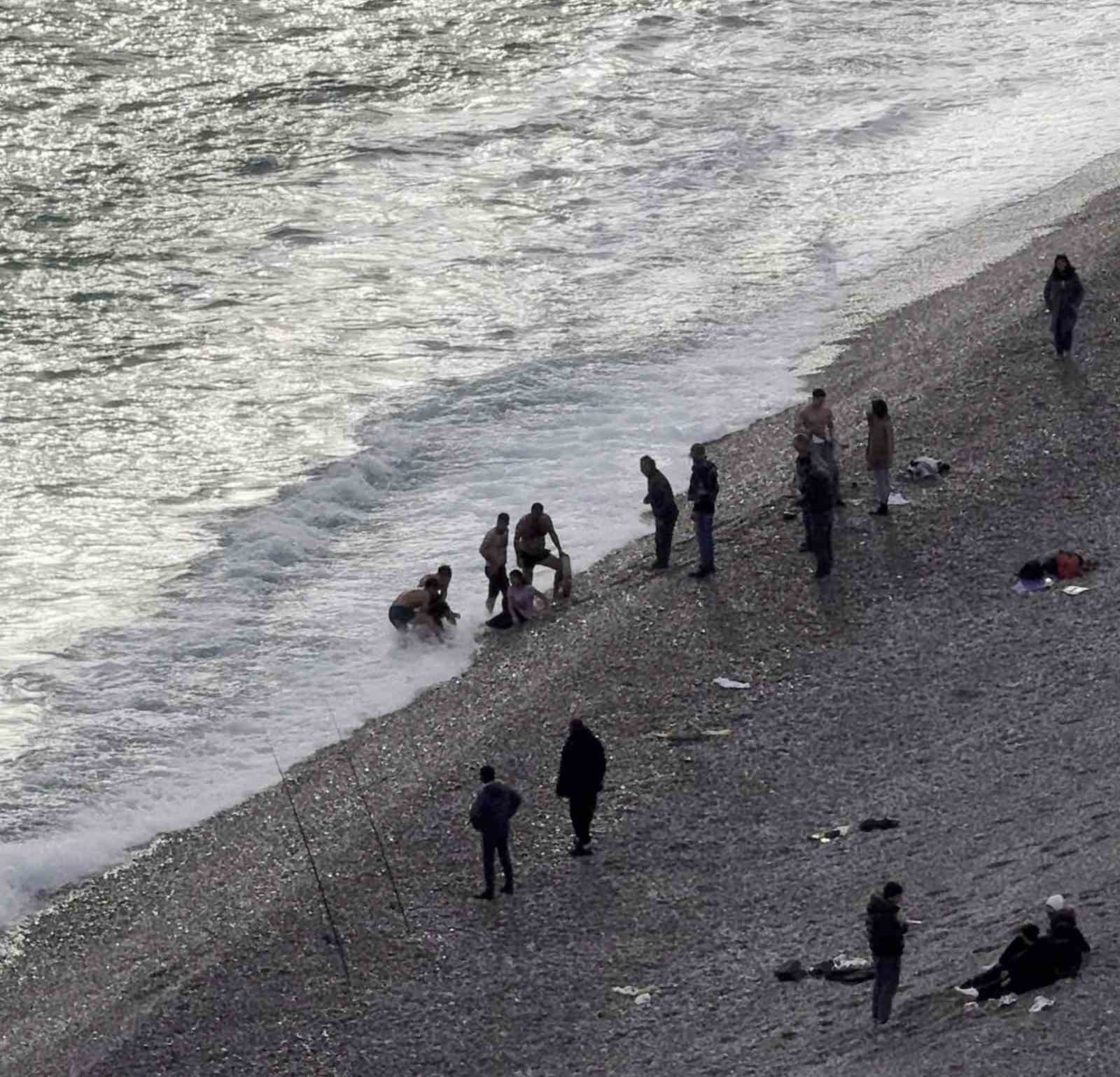 Fırtınalı havada denizde can pazarı
