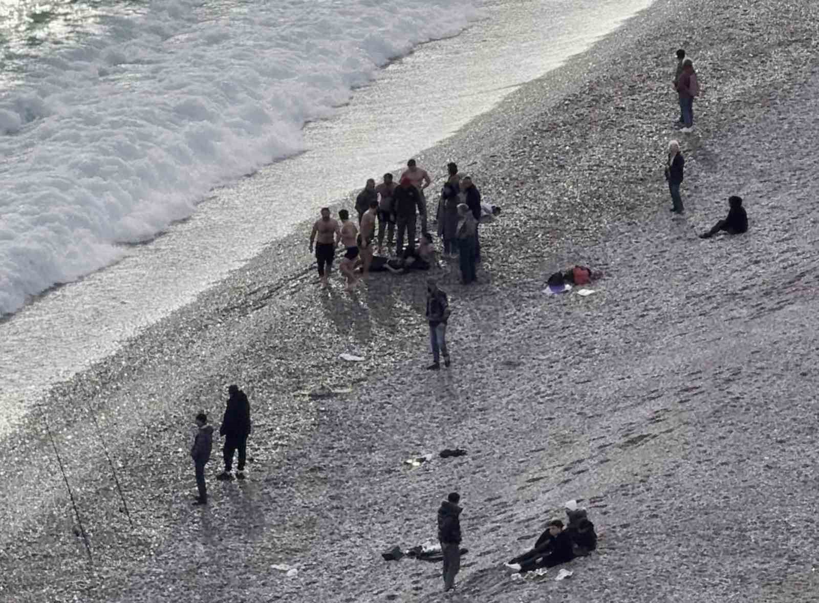 Fırtınalı havada denizde can pazarı
