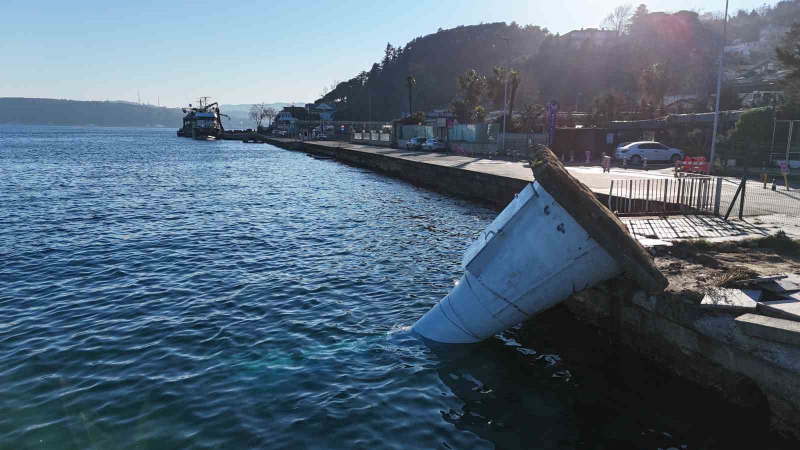 Fırtınanın etkisiyle devrilen deniz feneri havadan görüntülendi
