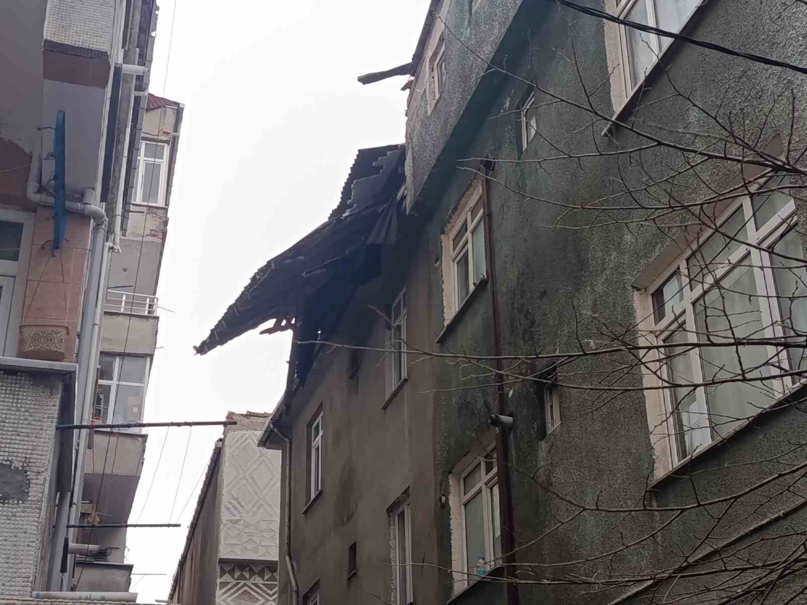 Fırtınanın etkisiyle uçan çatı paniğe yol açtı
