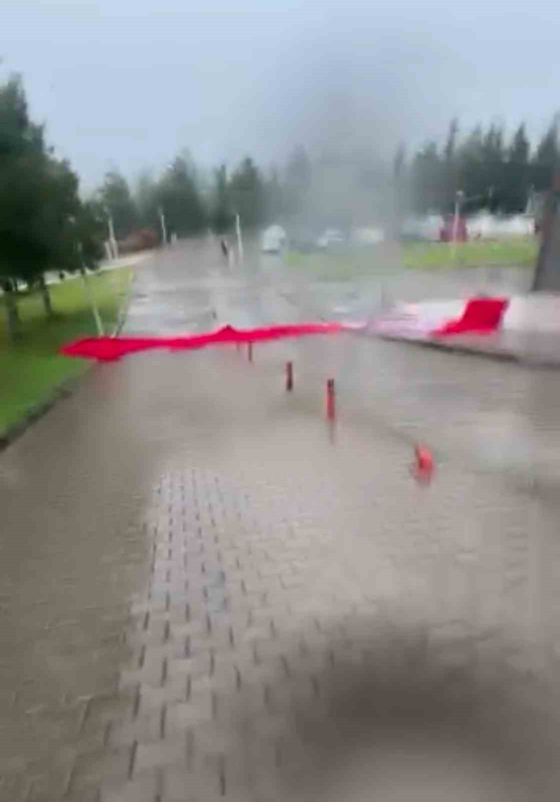 Fırtınanın etkisiyle yapıdan kopan parça araca zarar verdi
