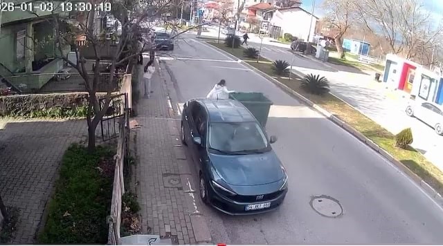 Fırtınanın savurduğu çöp konteyneri park halindeki araca çarptı
