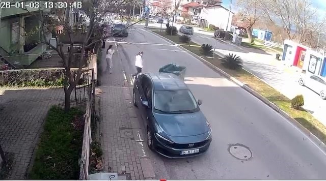 Fırtınanın savurduğu çöp konteyneri park halindeki araca çarptı
