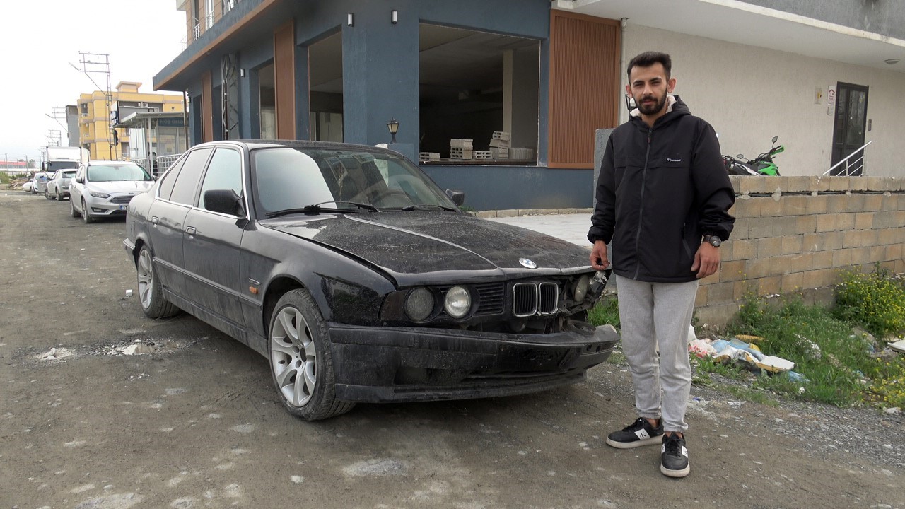 Fırtınanın uçurduğu çatı araçlara zarar verdi: O anlar kamerada
