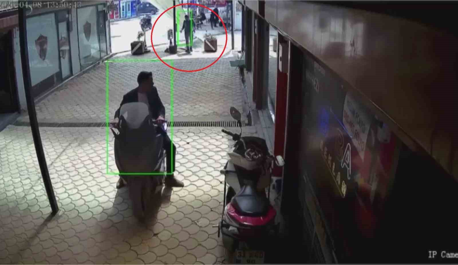 Fırtınanın uçurduğu plastik çatı, esnafı kıl payı teğet geçti o anlar kamerada
