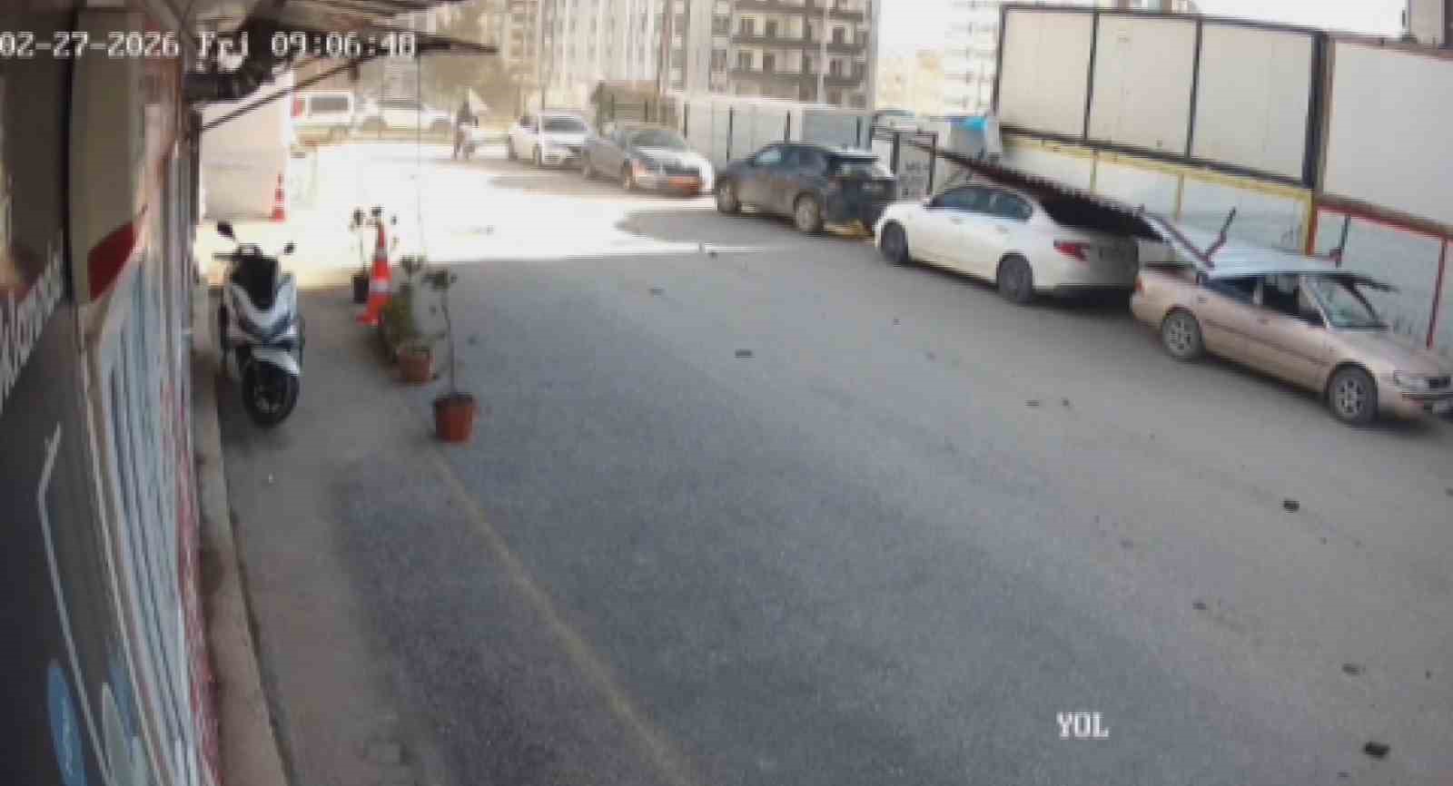 Fırtınanın yerinde söktüğü sac çatı park halindeki 2 aracın üzerine uçtu
