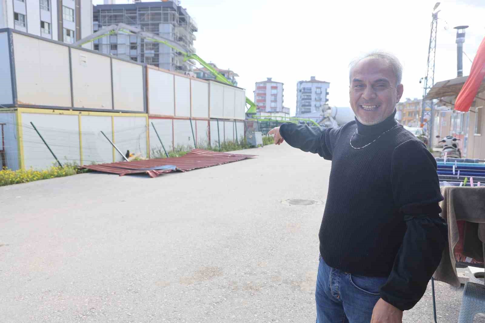 Fırtınanın yerinde söktüğü sac çatı park halindeki 2 aracın üzerine uçtu
