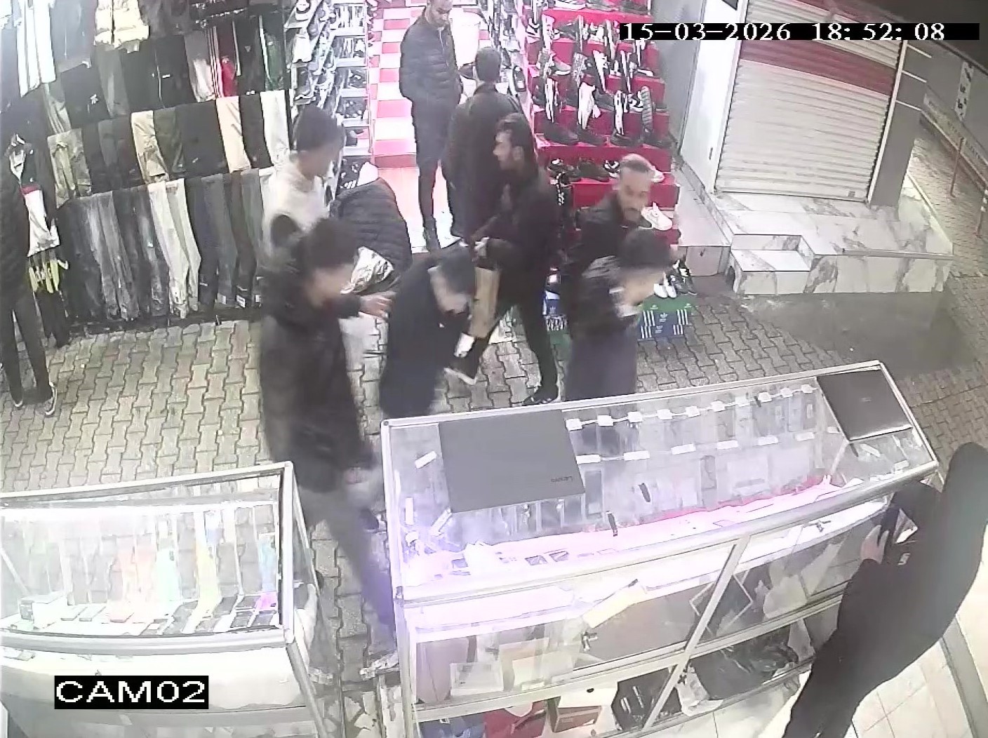 Fiyat sorma bahanesiyle girdi cep telefonu çaldı: "Hoşuma gitti" savunması yaptı
