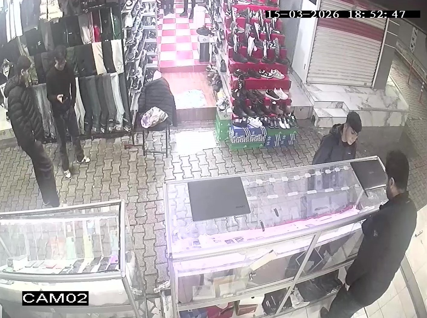 Fiyat sorma bahanesiyle girdi cep telefonu çaldı: "Hoşuma gitti" savunması yaptı
