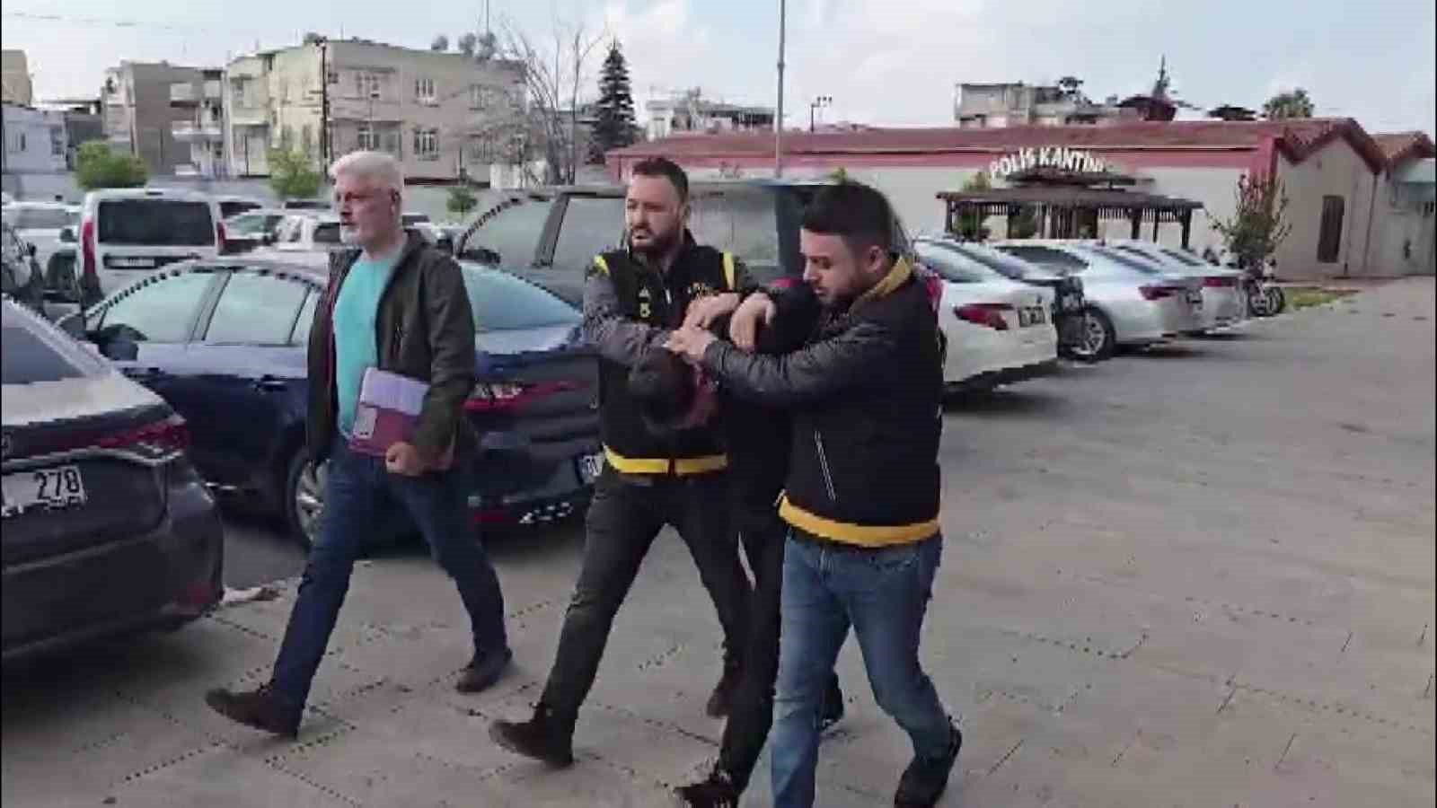 Fiyat sorma bahanesiyle girdi cep telefonu çaldı: "Hoşuma gitti" savunması yaptı
