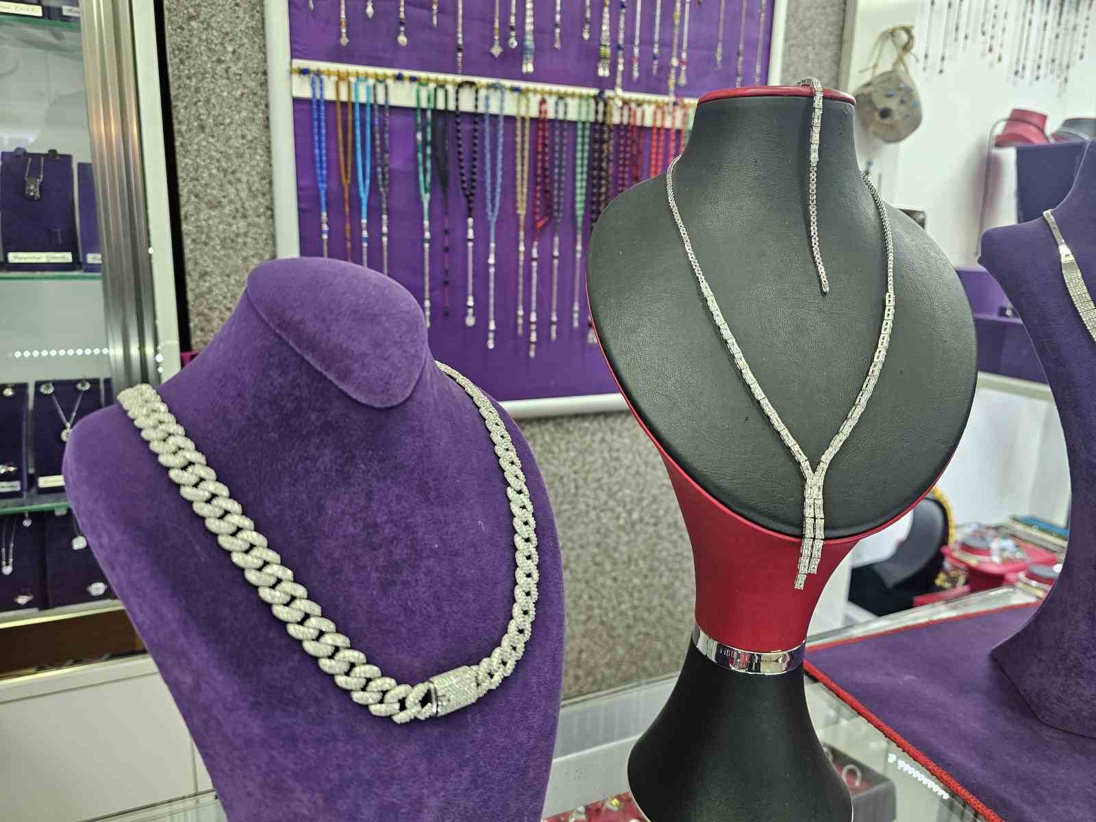 Fiyatlardaki artışlar, yatırım ve düğün takılarını değiştirdi: Altın bileziklerin yerini gümüş bilezikler alıyor
