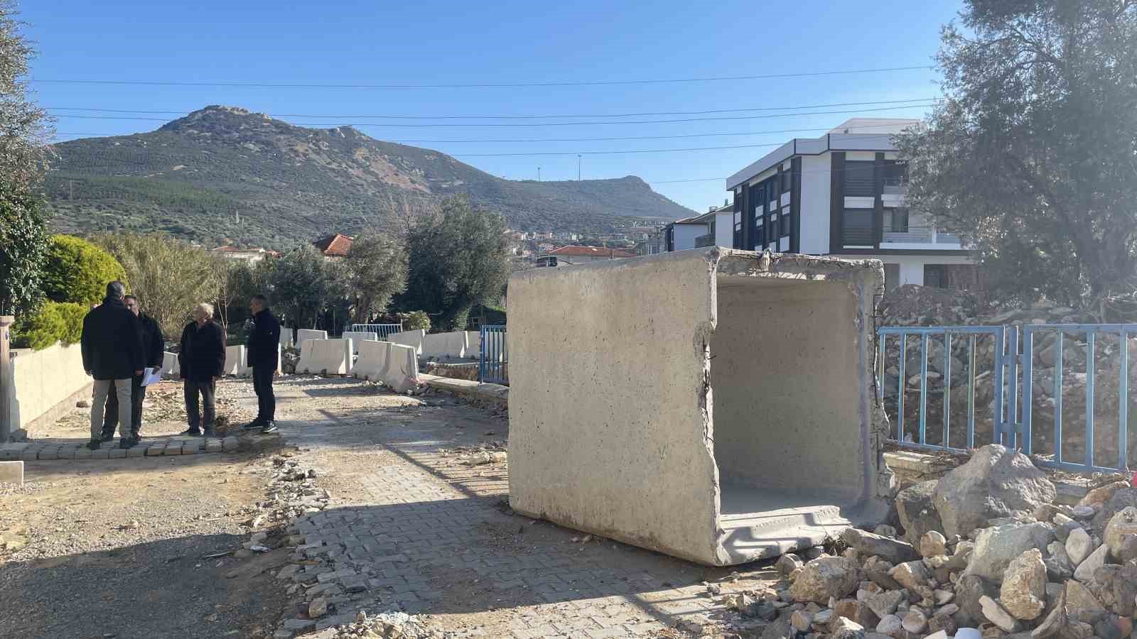 Foça’da belediye çalışması çileye dönüştü: Mahalle ikiye bölündü
