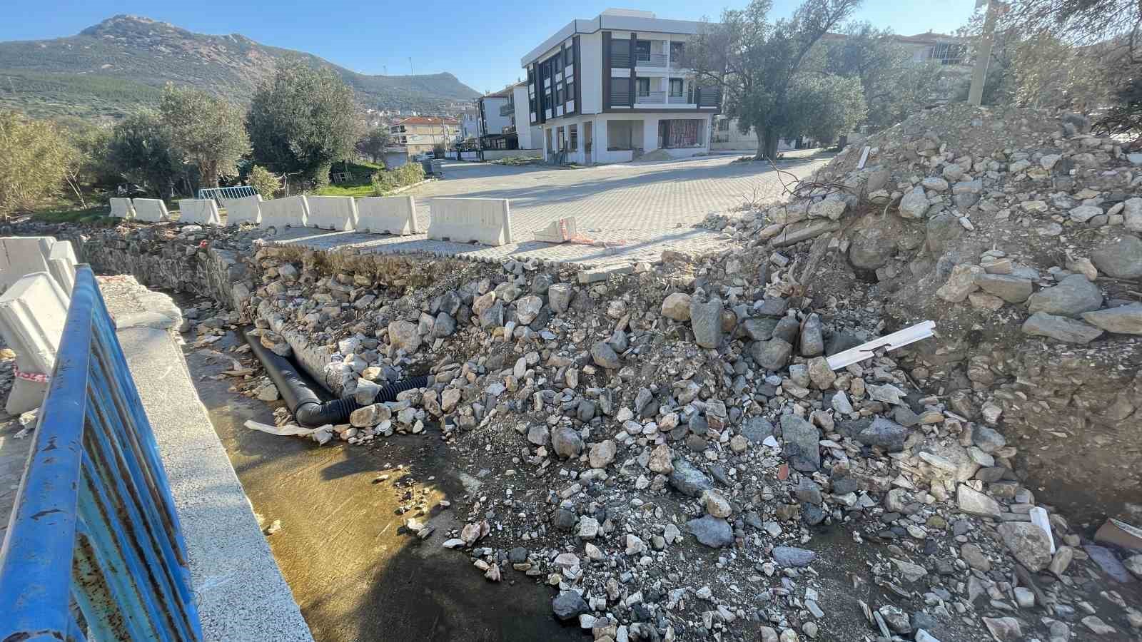 Foça’da belediye çalışması çileye dönüştü: Mahalle ikiye bölündü
