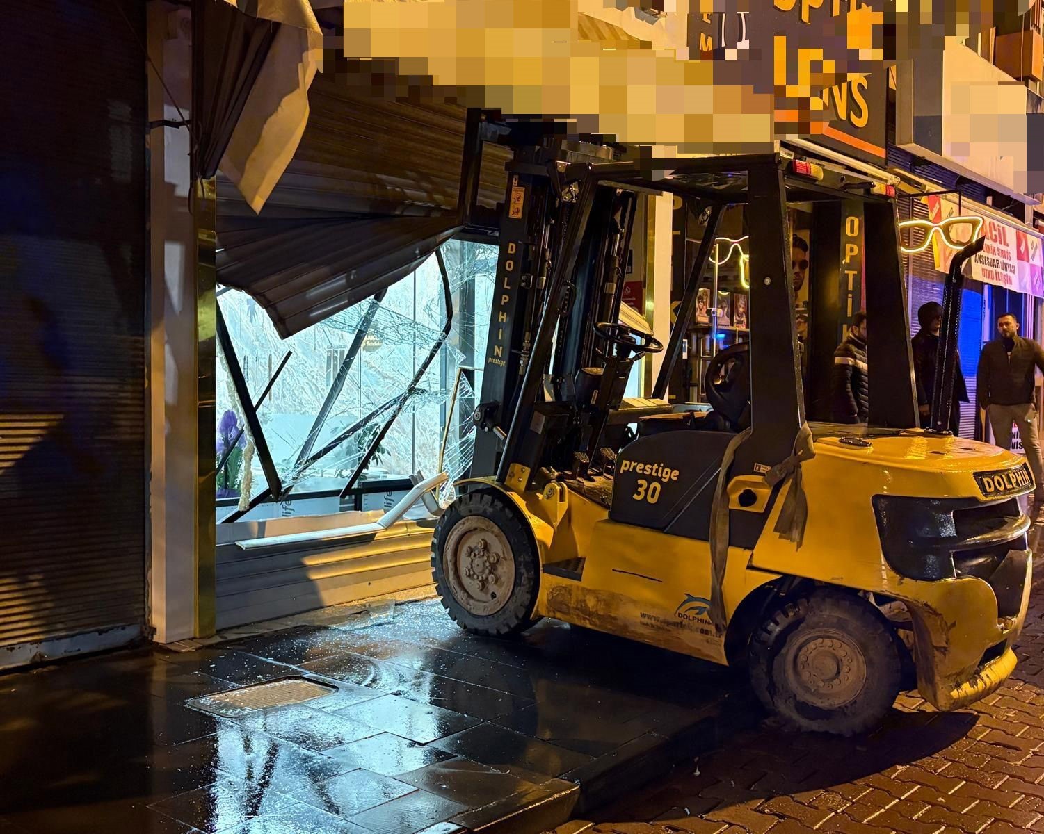 Forkliftli hırsız kamerada
