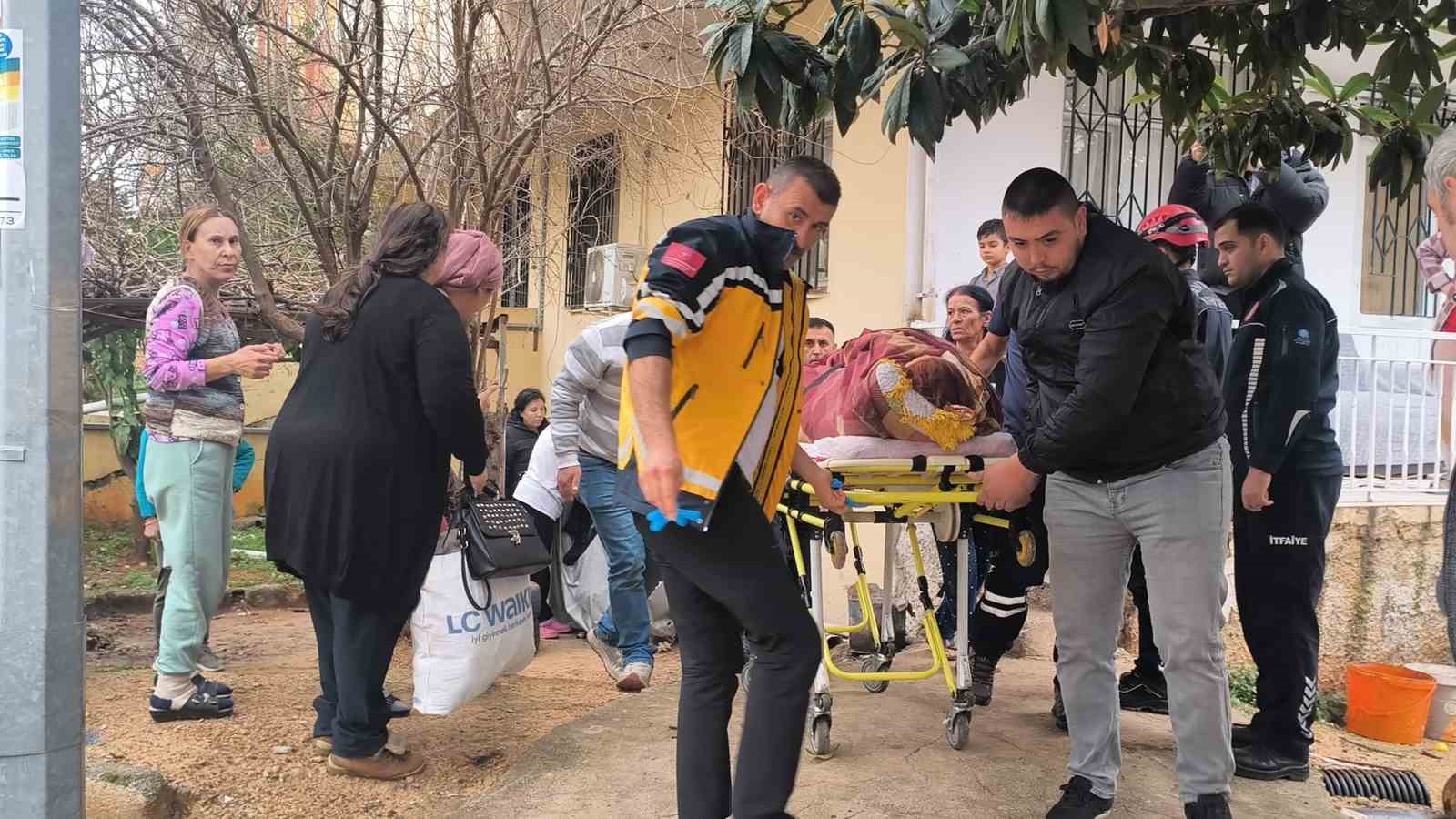 Foseptik çukuruna düşen genç kız, yardım çığlıklarına koşan vatandaşlar tarafından kurtarıldı
