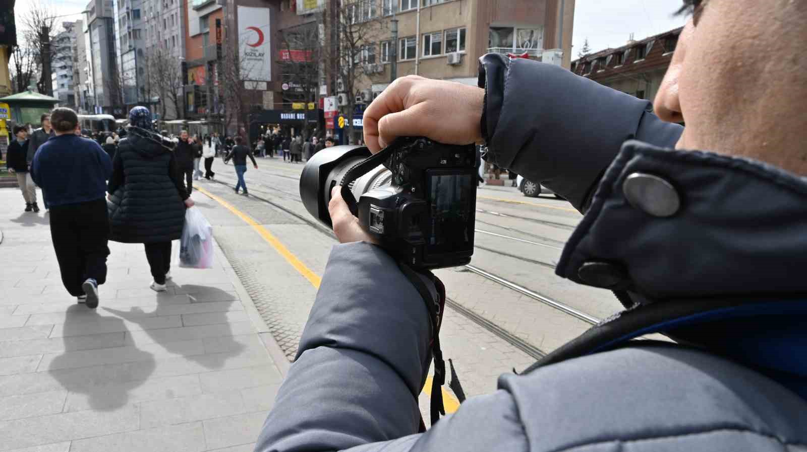 Fotoğrafını çekmek istediği şahıs silah çekti, korku dolu anlar kameraya yansıdı
