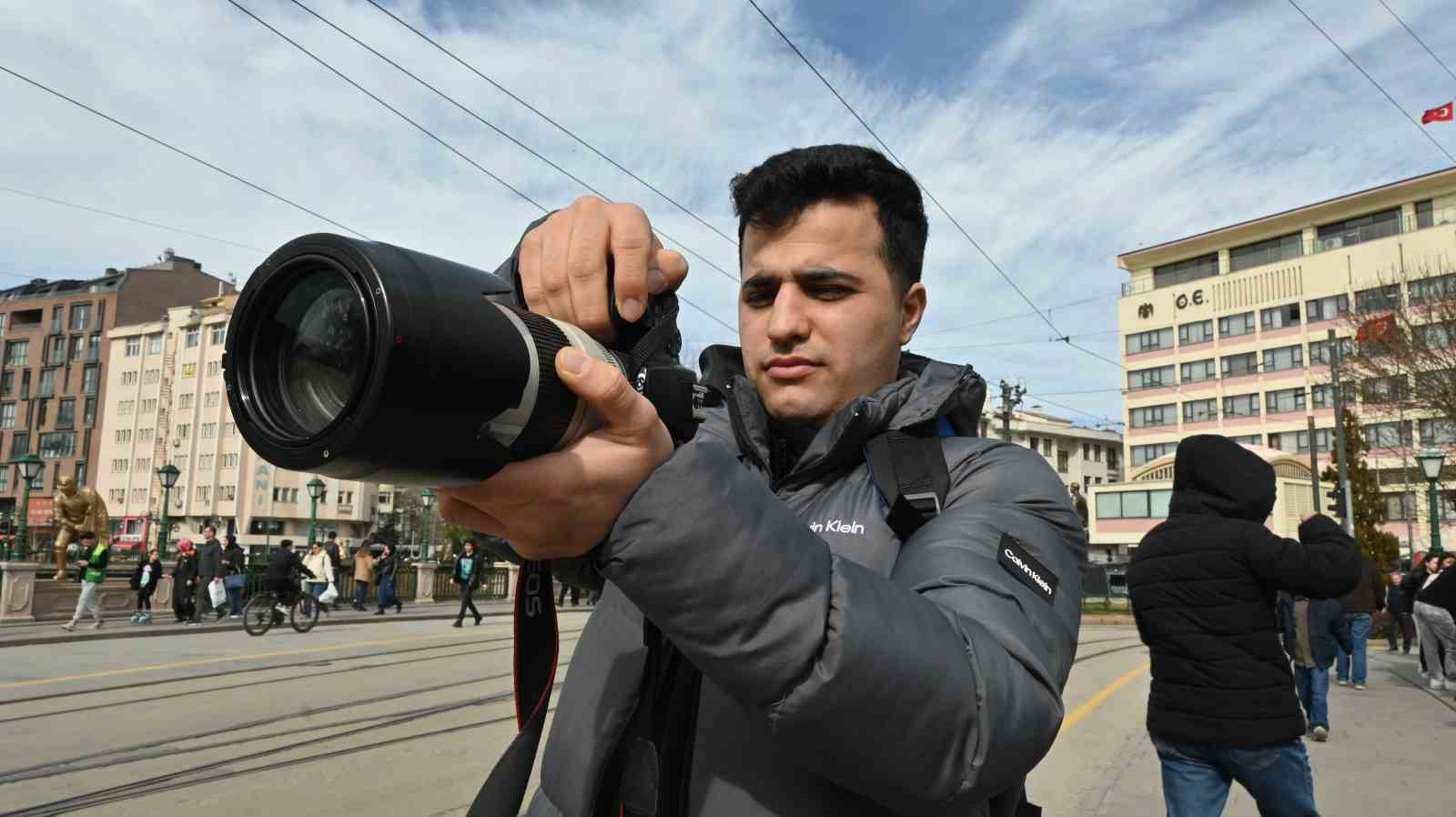 Fotoğrafını çekmek istediği şahıs silah çekti, korku dolu anlar kameraya yansıdı
