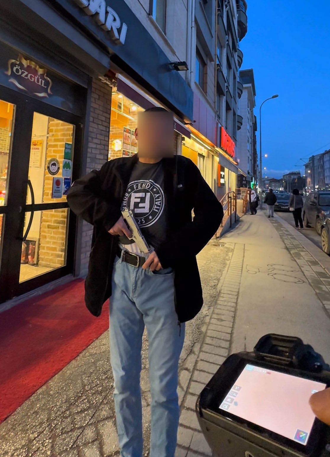 Fotoğrafını çekmek istediği şahıs silah çekti, korku dolu anlar kameraya yansıdı
