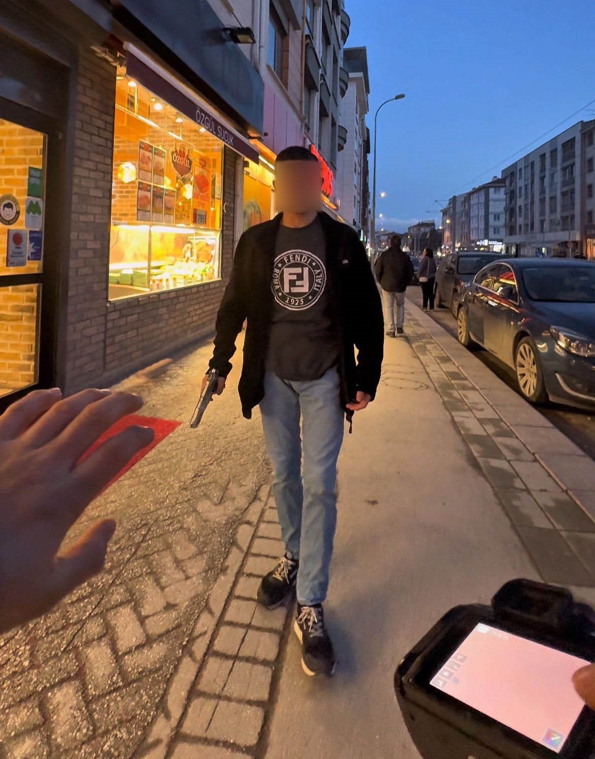 Fotoğrafını çekmek istediği şahıs silah çekti, korku dolu anlar kameraya yansıdı
