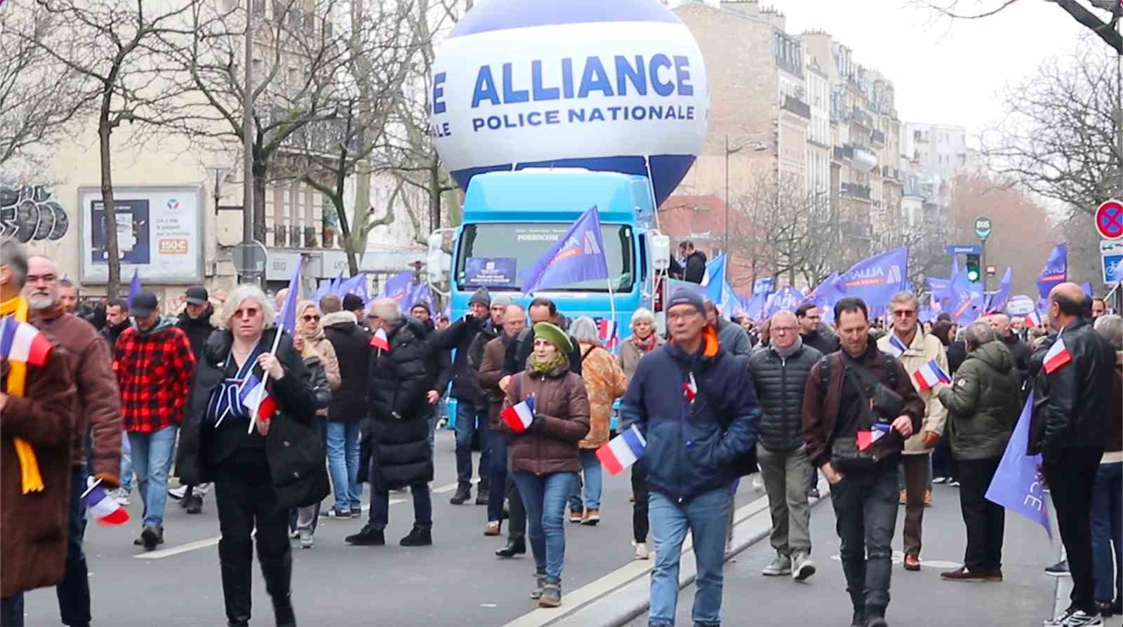 Fransa’da binlerce kişiden polise destek ve kaynak yetersizliğine dikkat çekmek için yürüyüş
Fransa’da binlerce kişiden polise destek ve kaynak yetersizliğine dikkat çekmek için yürüyüş