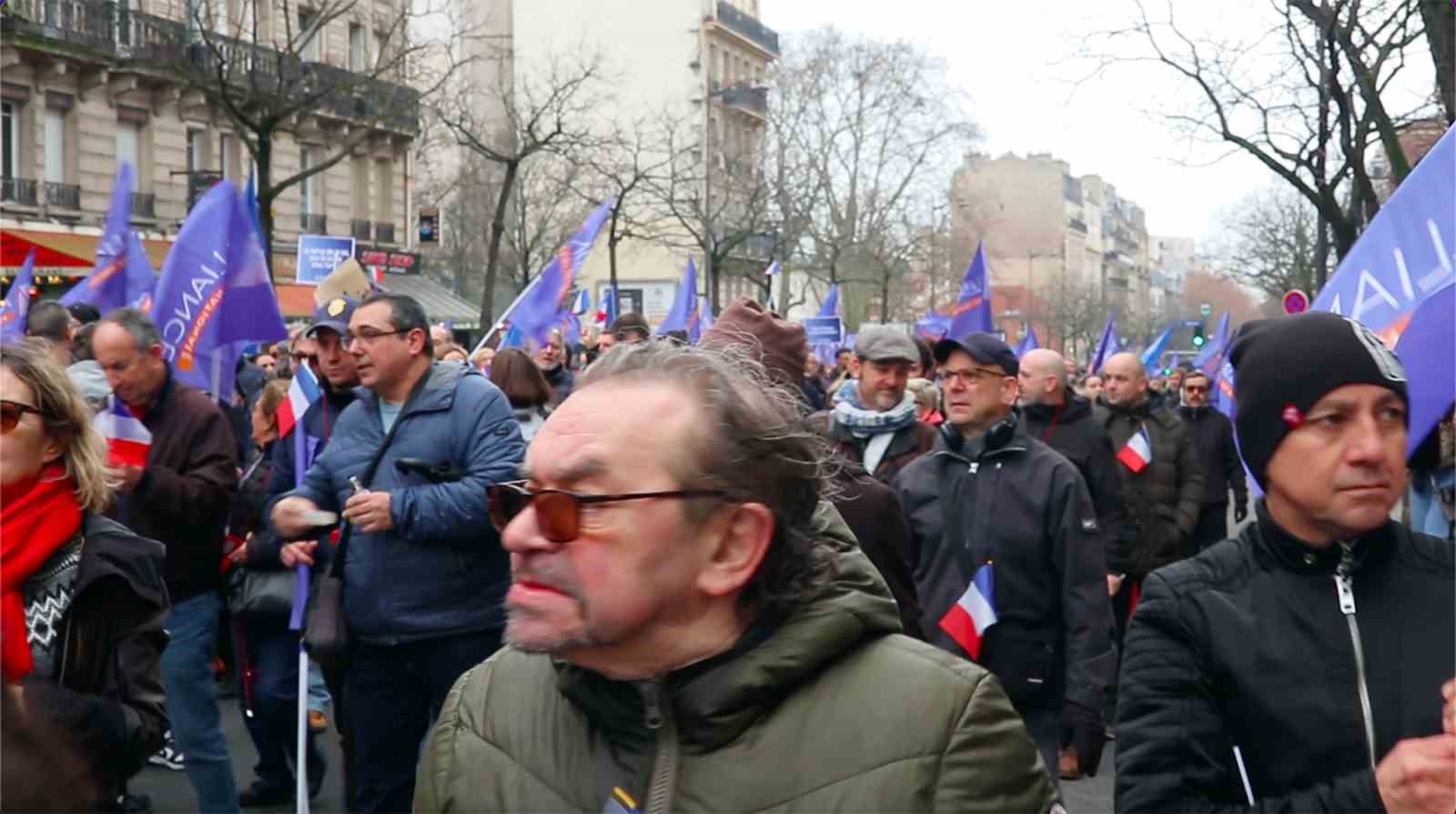 Fransa’da binlerce kişiden polise destek ve kaynak yetersizliğine dikkat çekmek için yürüyüş
Fransa’da binlerce kişiden polise destek ve kaynak yetersizliğine dikkat çekmek için yürüyüş