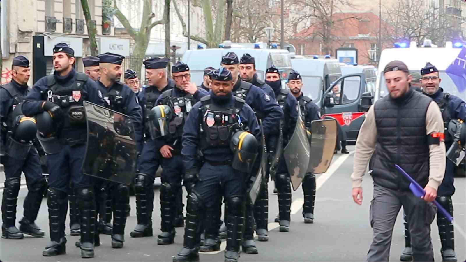 Fransa’da binlerce kişiden polise destek ve kaynak yetersizliğine dikkat çekmek için yürüyüş
Fransa’da binlerce kişiden polise destek ve kaynak yetersizliğine dikkat çekmek için yürüyüş