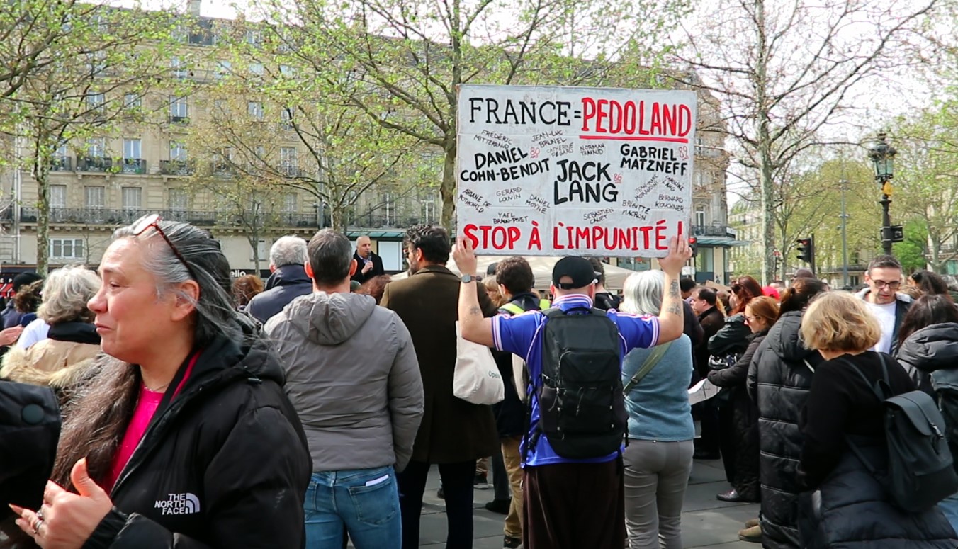 Fransa’da çocuk istismarlarına karşı "Çocuğuma Dokunma" protestosu
Fransa’da çocuk istismarlarına karşı "Çocuğuma Dokunma" protestosu