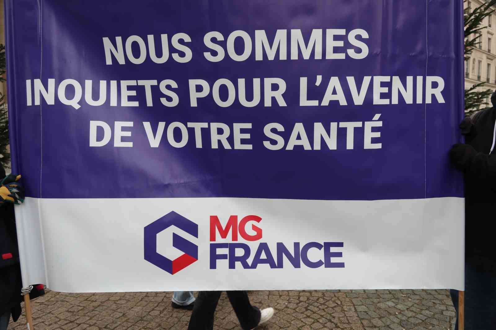 Fransa’da doktorlar 10 günlük grev kapsamında Paris’in sokaklarını doldurdu
Fransa’da doktorlar 10 günlük grev kapsamında Paris’in sokaklarını doldurdu