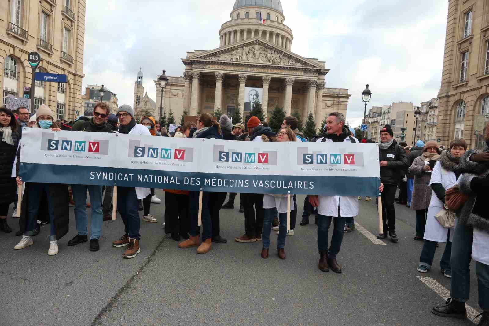 Fransa’da doktorlar 10 günlük grev kapsamında Paris’in sokaklarını doldurdu
Fransa’da doktorlar 10 günlük grev kapsamında Paris’in sokaklarını doldurdu