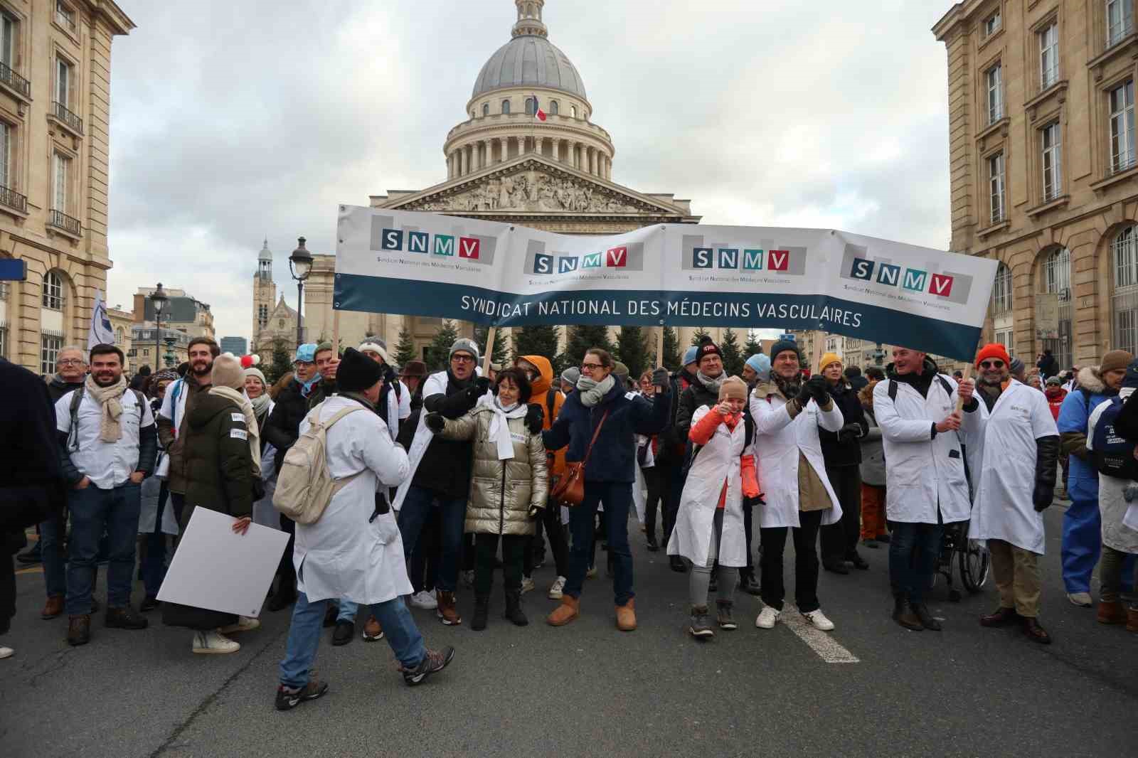 Fransa’da doktorlar 10 günlük grev kapsamında Paris’in sokaklarını doldurdu
Fransa’da doktorlar 10 günlük grev kapsamında Paris’in sokaklarını doldurdu