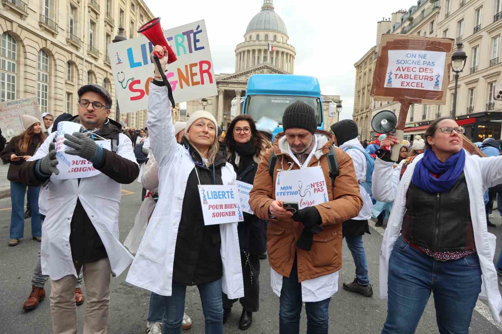 Fransa’da doktorlar 10 günlük grev kapsamında Paris’in sokaklarını doldurdu
Fransa’da doktorlar 10 günlük grev kapsamında Paris’in sokaklarını doldurdu