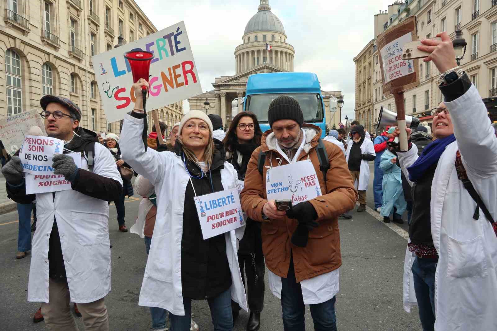 Fransa’da doktorlar 10 günlük grev kapsamında Paris’in sokaklarını doldurdu
Fransa’da doktorlar 10 günlük grev kapsamında Paris’in sokaklarını doldurdu