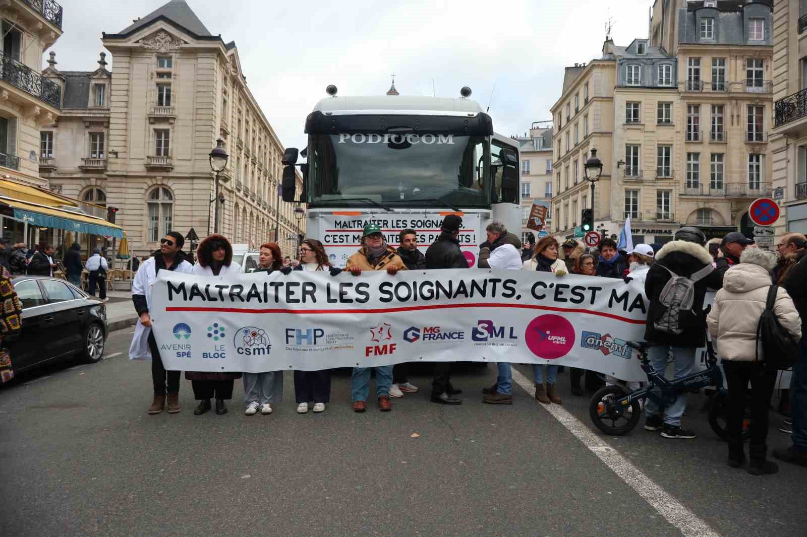 Fransa’da doktorlar 10 günlük grev kapsamında Paris’in sokaklarını doldurdu
Fransa’da doktorlar 10 günlük grev kapsamında Paris’in sokaklarını doldurdu