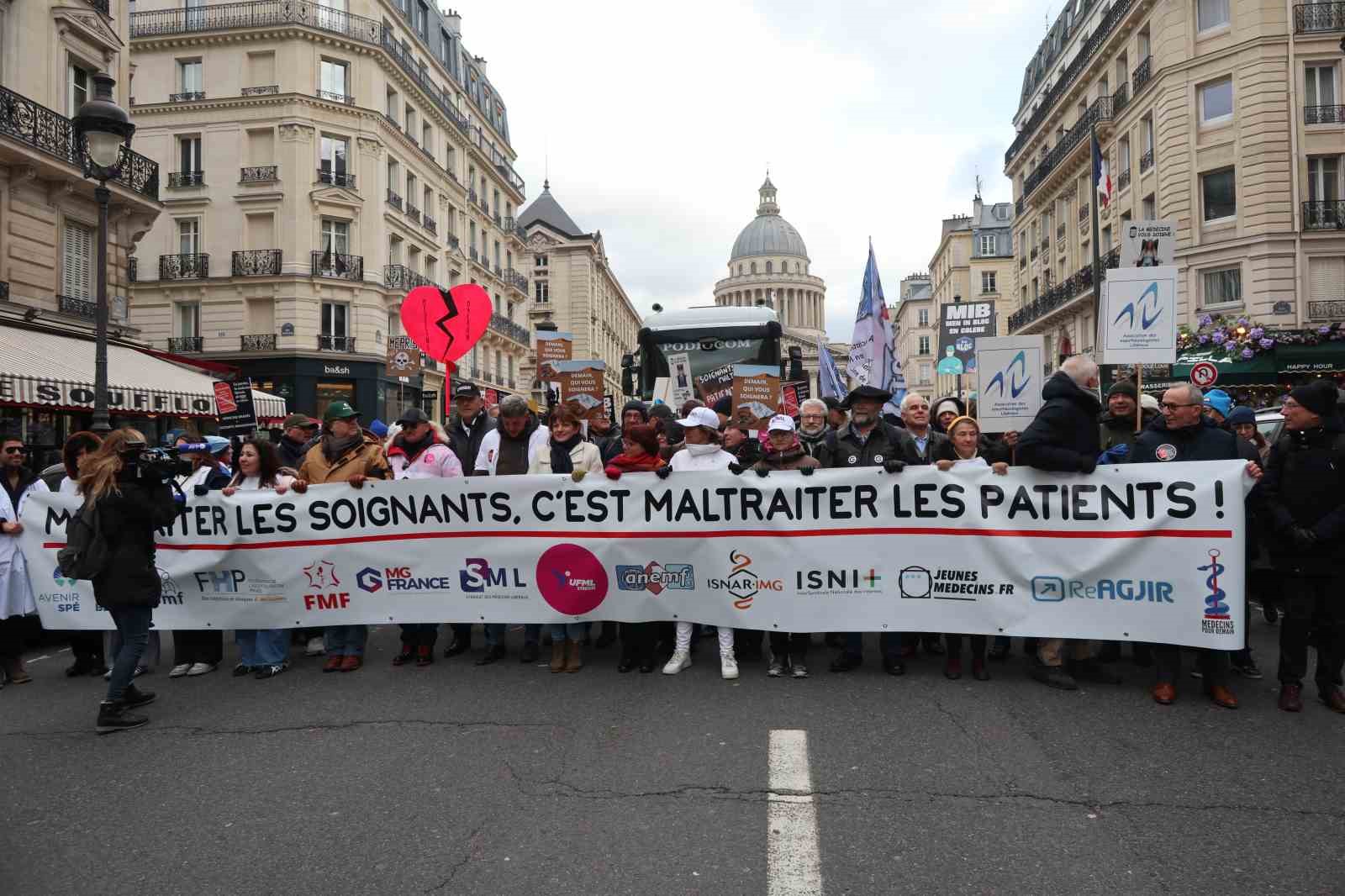 Fransa’da doktorlar 10 günlük grev kapsamında Paris’in sokaklarını doldurdu
Fransa’da doktorlar 10 günlük grev kapsamında Paris’in sokaklarını doldurdu